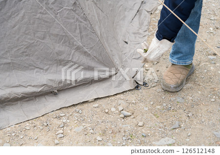 【在中津川河床自駕露營,拆下帳篷裙邊的釘子準備撤退】 【在中津川河床自駕露營,拆下帳篷裙邊的釘子準備撤退】 126512148