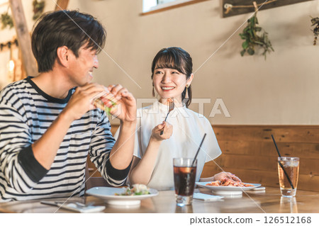 在咖啡館、餐廳和小吃店吃飯的男女 在咖啡館、餐廳和小吃店吃飯的男女 126512168
