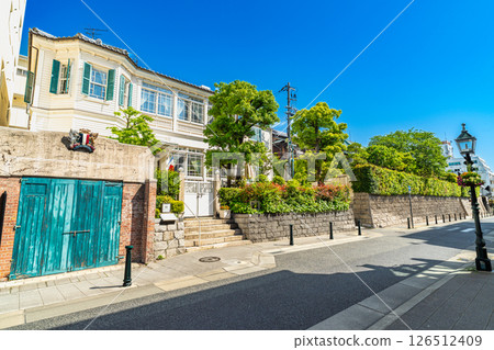 [Important Preservation District for Groups of Traditional Buildings] Kitano-cho Yamamoto-dori, Former Graciani Residence and Yamamoto-dori 2 in early summer, Chuo-ku, Kobe City, Hyogo Prefecture 126512409