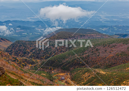 Autumn leaves on the mountainside and Kurogane hut from Umanose, Mt. Adatara 126512472