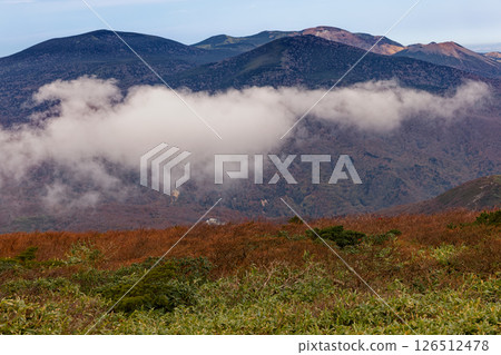 從安達太良山和三之輪山眺望雲霧繚繞的吾妻山脈，欣賞秋日的色彩 126512478