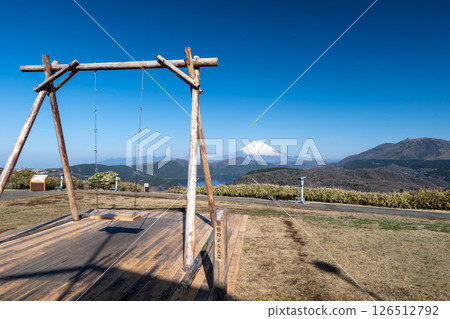 神奈川縣箱根大官山展望台的箱根鞦韆,可欣賞富士山美景 神奈川縣箱根大官山展望台的箱根鞦韆,可欣賞富士山美景 126512792