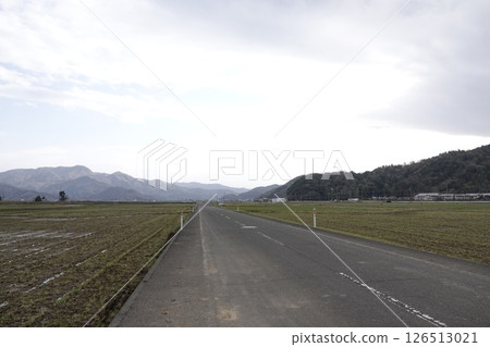 一條貫穿鄉村的道路(寬闊的農業道路) 一條貫穿鄉村的道路(寬闊的農業道路) 126513021