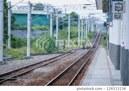 台灣2024花蓮富里站火車風景，晴朗的天空和山脈背景。適用旅遊、交通、鄉村旅遊主題。台灣富力 126513136