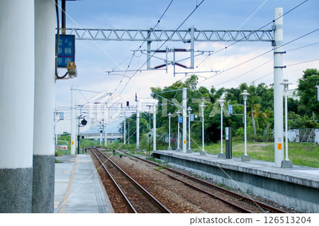 台灣2024花蓮富里站火車風景,晴朗的天空和山脈背景。適用旅遊、交通、鄉村旅遊主題。台灣富力 台灣2024花蓮富里站火車風景,晴朗的天空和山脈背景。適用旅遊、交通、鄉村旅遊主題。台灣富力 126513204