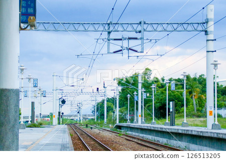 台灣2024花蓮富里站火車風景,晴朗的天空和山脈背景。適用旅遊、交通、鄉村旅遊主題。台灣富力 台灣2024花蓮富里站火車風景,晴朗的天空和山脈背景。適用旅遊、交通、鄉村旅遊主題。台灣富力 126513205