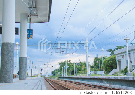 台灣2024花蓮富里站火車風景,晴朗的天空和山脈背景。適用旅遊、交通、鄉村旅遊主題。台灣富力 台灣2024花蓮富里站火車風景,晴朗的天空和山脈背景。適用旅遊、交通、鄉村旅遊主題。台灣富力 126513208