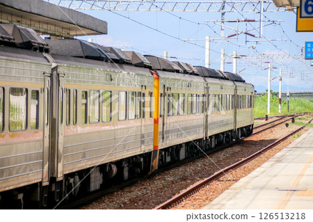 台灣2024花蓮富里站火車風景，晴朗的天空和山脈背景。適用旅遊、交通、鄉村旅遊主題。台灣富力 126513218