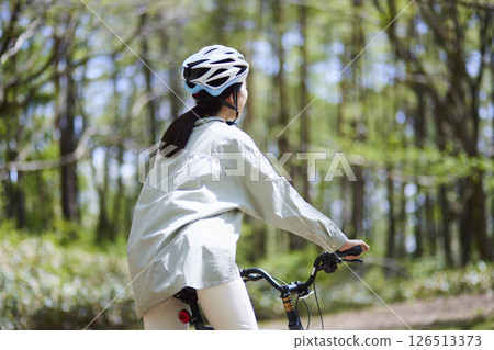 日本女性在大自然中享受騎自行車的樂趣 126513373