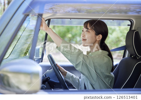 日本女駕駛調整汽車後視鏡 126513401
