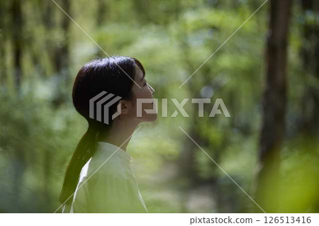 日本女性享受大自然森林浴 126513416