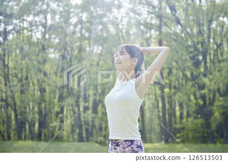 日本女性在大自然中享受瑜伽 126513503
