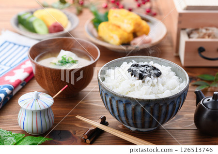 新鮮煮熟的米飯和海藻佃煮：日式早餐 126513746