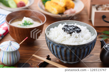 新鮮煮熟的米飯和海藻佃煮:日式早餐 新鮮煮熟的米飯和海藻佃煮:日式早餐 126513747