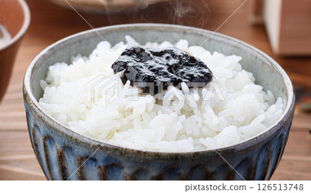 新鮮煮熟的米飯和海藻佃煮：日式早餐 126513748