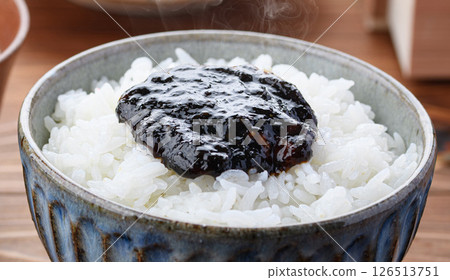 新鮮煮熟的米飯和海藻佃煮：日式早餐 126513751