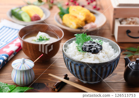 Freshly cooked rice and seaweed tsukudani (simmered in soy sauce) - a Japanese breakfast 126513753