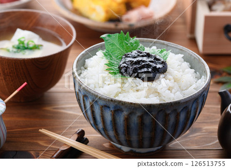 Freshly cooked rice and seaweed tsukudani (simmered in soy sauce) - a Japanese breakfast 126513755