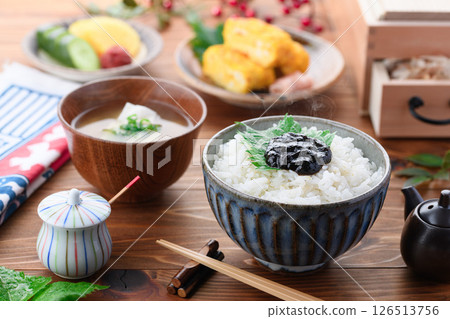Freshly cooked rice and seaweed tsukudani (simmered in soy sauce) - a Japanese breakfast 126513756