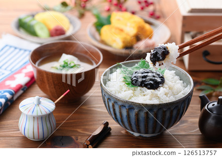Freshly cooked rice and seaweed tsukudani (simmered in soy sauce) - a Japanese breakfast 126513757