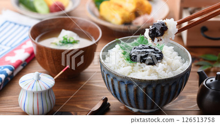 Freshly cooked rice and seaweed tsukudani (simmered in soy sauce) - a Japanese breakfast 126513758