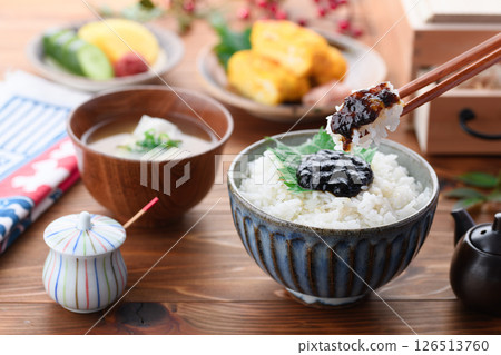 新鮮煮熟的米飯和海藻佃煮：日式早餐 126513760