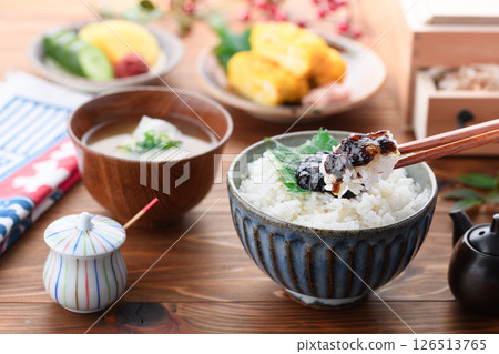 Freshly cooked rice and seaweed tsukudani (simmered in soy sauce) - a Japanese breakfast 126513765