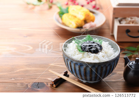 Freshly cooked rice and seaweed tsukudani (simmered in soy sauce) - a Japanese breakfast Freshly cooked rice and seaweed tsukudani (simmered in soy sauce) - a Japanese breakfast 126513772