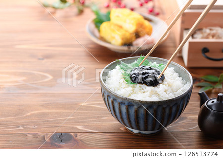 Freshly cooked rice and seaweed tsukudani (simmered in soy sauce) - a Japanese breakfast Freshly cooked rice and seaweed tsukudani (simmered in soy sauce) - a Japanese breakfast 126513774