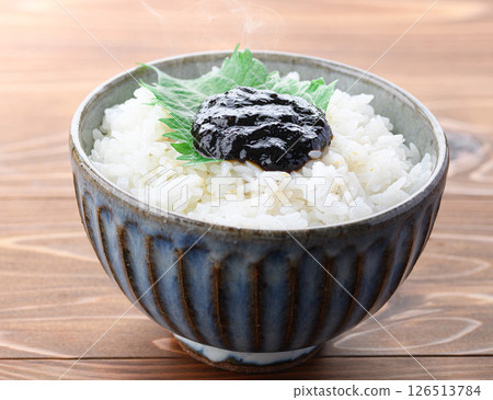 Freshly cooked rice and seaweed tsukudani (simmered in soy sauce) - a Japanese breakfast 126513784
