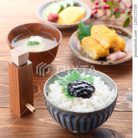 新鮮煮熟的米飯和海藻佃煮：日式早餐 126513789