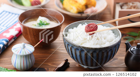 早餐形象：梅子飯、味噌湯、配菜 126514102