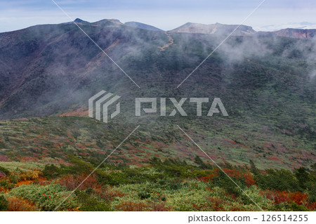 The misty autumn colors of Mt. Tetsuzan and Mt. Adatara seen from Mt. Minowa The misty autumn colors of Mt. Tetsuzan and Mt. Adatara seen from Mt. Minowa 126514255