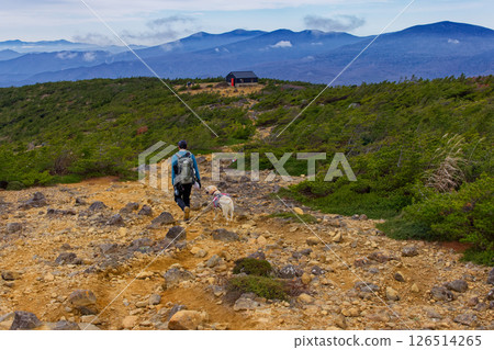 登山者沿著安達太良山和鐵山的山脊行走，同時可以欣賞到避難所和東山脈的景色 126514265