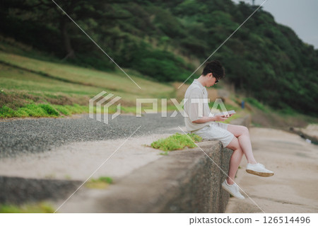 一名 20 多歲的男子在度假村遠距工作 126514496