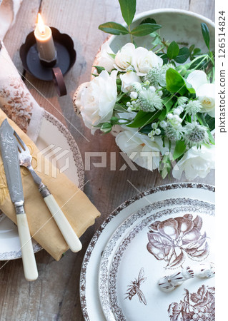 White rose flowers in a vase 126514824