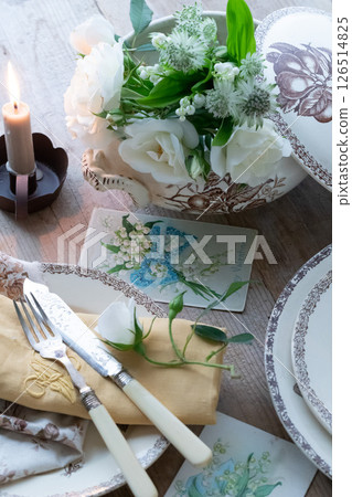 White rose flowers in a vase 126514825
