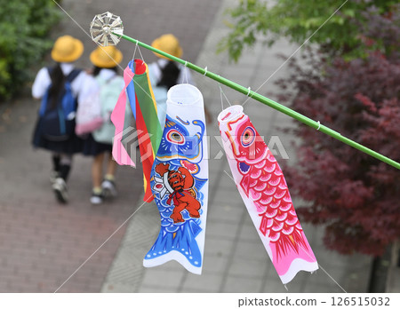 A new carp streamer on the balcony and elementary school students on their way to school A new carp streamer on the balcony and elementary school students on their way to school 126515032