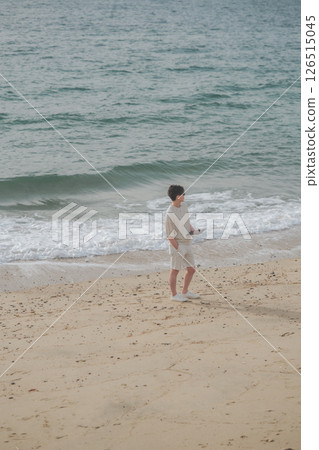 一名 30 多歲的男子戴著太陽眼鏡在度假村遠距工作 一名 30 多歲的男子戴著太陽眼鏡在度假村遠距工作 126515045