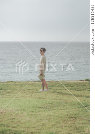 A man in his 30s working remotely at a resort 126515485
