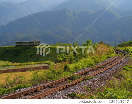一列火車沿著山谷的路堤行駛 126515947