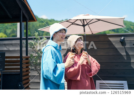 Men and women coming out of the sauna to rehydrate 126515969