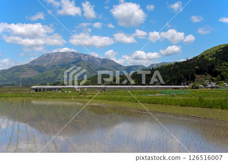 東海道新幹線N700A在晴朗的新綠中行駛在伊吹山腳下 東海道新幹線N700A在晴朗的新綠中行駛在伊吹山腳下 126516007