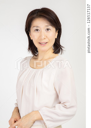 Middle women playing arms 126517137