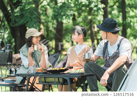 友善的家庭和父母與孩子在公園和露營地享受日間露營、露營和燒烤 126517516