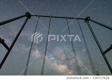 鞦韆剪影和美麗的銀河 126517626