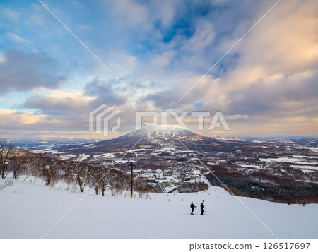 夕陽西下時,滑雪勝地的羊蹄山白雪皚皚(北海道新雪谷) 夕陽西下時,滑雪勝地的羊蹄山白雪皚皚(北海道新雪谷) 126517697