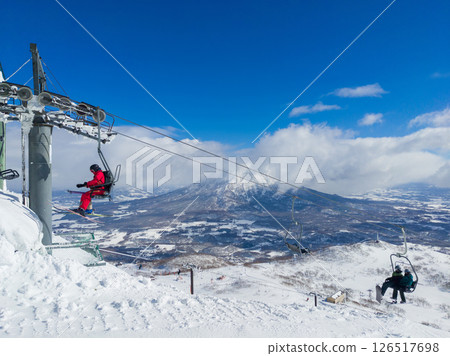 纜車後方有白雪皚皚的羊蹄山的滑雪勝地(北海道新雪谷) 纜車後方有白雪皚皚的羊蹄山的滑雪勝地(北海道新雪谷) 126517698