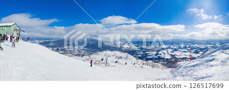 [全景] 俯瞰白雪皚皚的羊蹄山的滑雪場（北海道新雪谷） 126517699