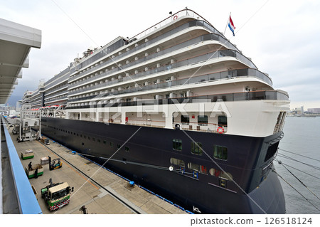 豪華郵輪「MS Noordam」號停靠神戶港碼頭 豪華郵輪「MS Noordam」號停靠神戶港碼頭 126518124